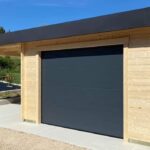 Garage bois avec carport porte sectionnelle