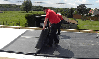 Pose de revêtement de toit en EPDM
