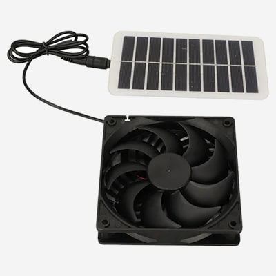 Ventilateur solaire sur abri de jardin en bois